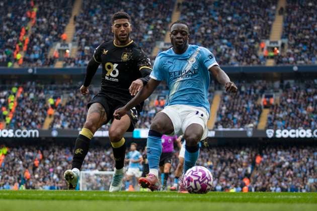 Manchester City v Burnley - Premier League Jeremy Doku (11) of Manchester City F.C. is challenged by the opponent during the Premier League match between Manchester City and Burnley at the Etihad Stadium in Manchester, England, on September 27, 2025. Manchester Manchester United, ManU Kingdom  Copyright: xMIxNewsx originalFilename:fletcher-manchest250927_np94J.jpg
