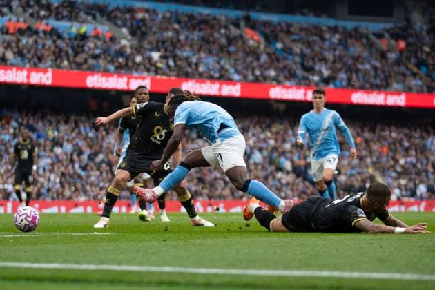 Manchester City v Burnley - Premier League Jeremy Doku (11) of Manchester City F.C. takes a shot at goal during the Premier League match between Manchester City and Burnley at the Etihad Stadium in Manchester, on September 27, 2025. Manchester Manchester United, ManU Kingdom  Copyright: xMIxNewsx originalFilename:fletcher-manchest250927_npHYB.jpg