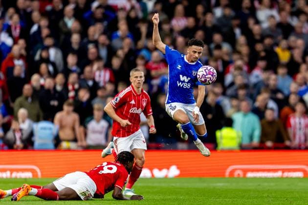 Sport Bilder des Tages Nottingham Forest v Sunderland Premier League 27 09 2025. Sunderland midfielder Chemsdine Talbi (7) controls ball during the Premier League match between Nottingham Forest and Sunderland at the City Ground, Nottingham, England on 27 September 2025. Nottingham City Ground Nottinghamshire England Editorial use only DataCo restrictions apply See www.football-dataco.com , Copyright: xManjitxNarotrax PSI-22927-0025