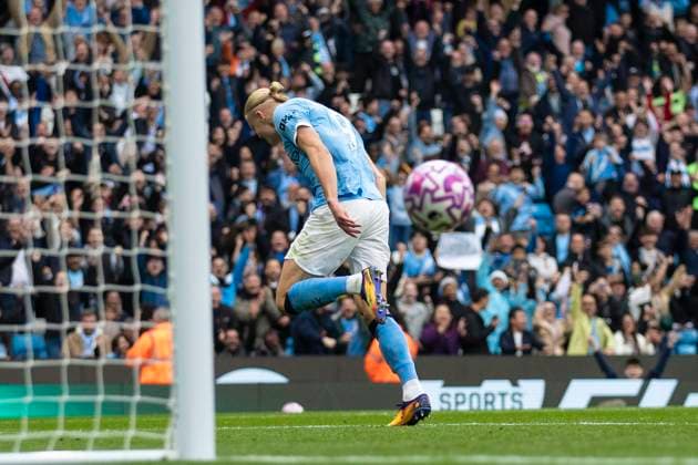 Manchester City v Burnley - Premier League Erling Haaland of Manchester City F.C. celebrates his goal during the Premier League match between Manchester City and Burnley at the Etihad Stadium in Manchester, England, on September 27, 2025. Manchester Manchester United, ManU Kingdom  Copyright: xMIxNewsx originalFilename:fletcher-manchest250927_npvsE.jpg