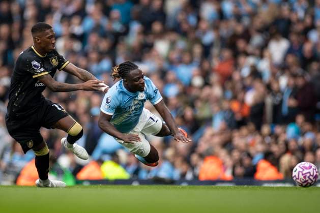 Manchester City v Burnley - Premier League Jeremy Doku (11) of Manchester City F.C. is challenged by Jaidon Anthony (11) of Burnley F.C. during the Premier League match between Manchester City and Burnley at the Etihad Stadium in Manchester, England, on September 27, 2025. Manchester Manchester United, ManU Kingdom  Copyright: xMIxNewsx originalFilename:fletcher-manchest250927_npxQk.jpg