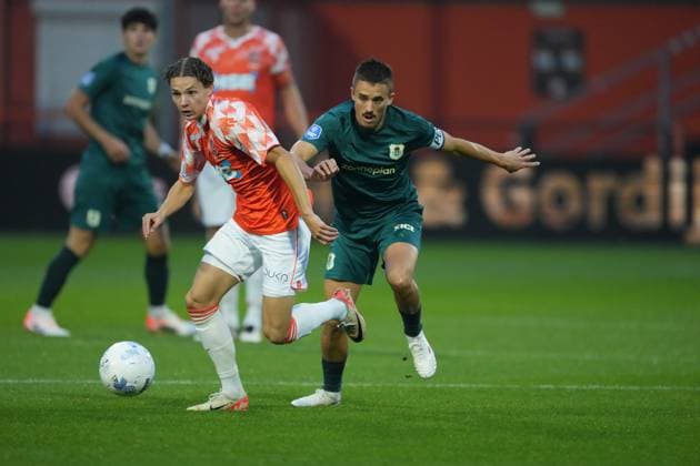 VOLENDAM - Robin van Cruijsen of FC Volendam (LR) and Ryan Thomas, captain of PEC Zwolle, during the Dutch Eredivisie match between FC Volendam and PEC Zwolle at the Kras Stadium on September 27, 2025, in Volendam, Netherlands. ANP RENE BOUWMAN Eredivisie 2025 26 xVIxANPxSportx xxANPxIVx 537637326 originalFilename: 537637326.jpg