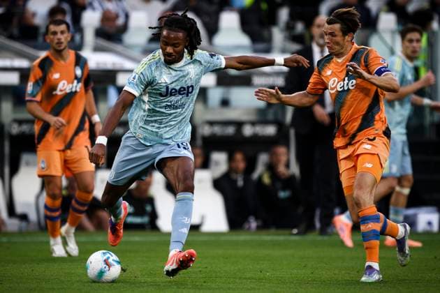 Juventus FC v Atalanta BC - Serie A Juventus midfielder Khephren Thuram (19) fights for the ball against Atalanta midfielder Marten de Roon (15) during the Serie A football match number 5, Juventus vs. Atalanta, at the Allianz Stadium in Turin, Piedmont, Italy, on September 27, 2025. Turin Piedmont Italy  Copyright: xMatteoxBottanellix originalFilename:bottanelli-juventus250927_npzch.jpg