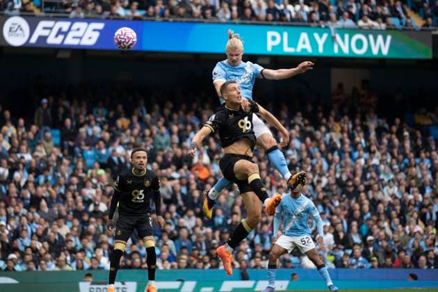 Manchester City v Burnley - Premier League Erling Haaland (9) of Manchester City F.C. heads the ball during the Premier League match between Manchester City and Burnley at the Etihad Stadium in Manchester, on September 27, 2025. Manchester Manchester United, ManU Kingdom  Copyright: xMIxNewsx originalFilename:fletcher-manchest250927_np7V2.jpg