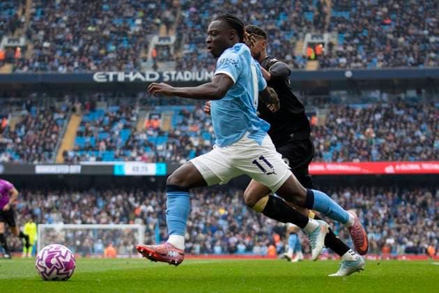 Manchester City v Burnley - Premier League Jeremy Doku (11) of Manchester City F.C. goes past the opponent during the Premier League match between Manchester City and Burnley at the Etihad Stadium in Manchester, England, on September 27, 2025. Manchester Manchester United, ManU Kingdom  Copyright: xMIxNewsx originalFilename:fletcher-manchest250927_npT5j.jpg