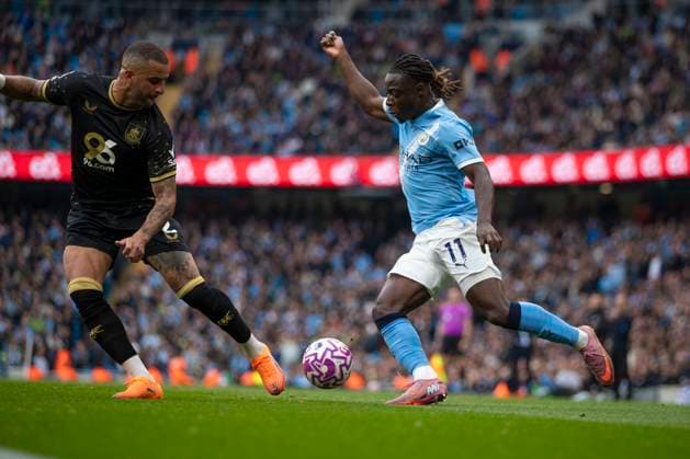 Manchester City v Burnley - Premier League Jeremy Doku (11) of Manchester City F.C. is challenged by Kyle Walker (2) of Burnley F.C. during the Premier League match between Manchester City and Burnley at the Etihad Stadium in Manchester, England, on September 27, 2025. Manchester Manchester United, ManU Kingdom  Copyright: xMIxNewsx originalFilename:fletcher-manchest250927_npXbf.jpg