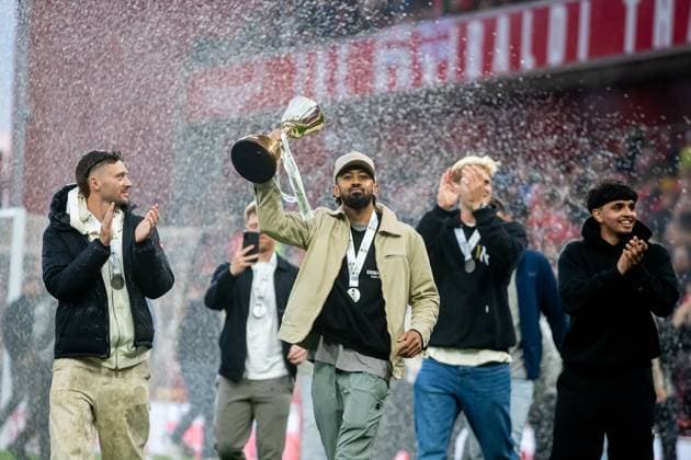 Nottingham Forest v Sunderland Premier League 27 09 2025. Nottinghamshire Cricket Club players celebrate winning County Championship by displaying winning trophy to fans while ground is being watered during the Premier League match between Nottingham Forest and Sunderland at the City Ground, Nottingham, England on 27 September 2025. Nottingham City Ground Nottinghamshire England Editorial use only DataCo restrictions apply See www.football-dataco.com , Copyright: xManjitxNarotrax PSI-22927-0029