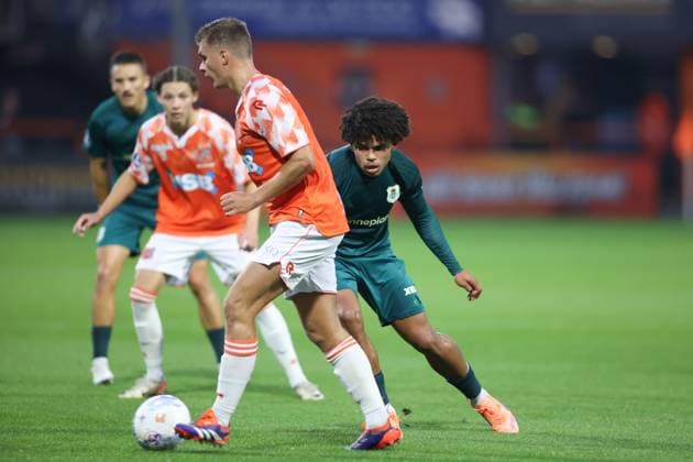 VOLENDAM, 27-09-2025 , KRAS Stadium , season 2025 2026 , Dutch eredivisie football, match between FC Volendam and PEC Zwolle , picture shows FC Volendam player Alex Plat, PEC Zwolle player Shola Shoretire Volendam - PEC  x31225751x Copyright: