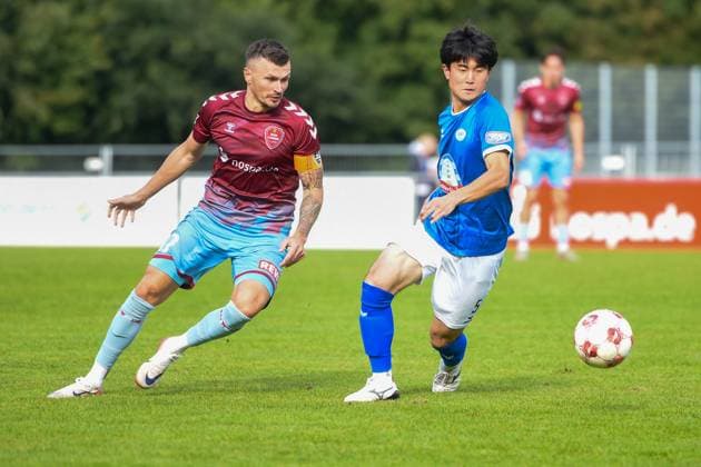 Soccer I Men I Season 2025 2026 I Regionalliga Nord I 11 Matchday I SC Weiche Flensburg 08 SSV Jeddeloh II I 27 09 2025 from left Dominic Hartmann 37, SC Weiche Flensburg 08 , Keita Taguchi 5, SSV Jeddeloh II Copyright: xLobeca JanxKirschnerx