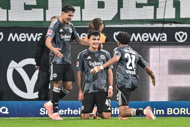 Can Uzun Frankfurt 42 cheers after scoring the 0 4 goal with the team 27 09 2025 Football Borussia Moenchengladbach vs Eintracht Frankfurt, Borussia Park, Moenchengladbach, DFB DFL REGULATIONS PROHIBIT ANY USE OF PHOTOGRAPHS AS IMAGE SEQUENCES AND OR QUASI VIDEO Copyright: xpepphotox xHorstxMauelshagenx pep00321, pep_20250927_hm_144070