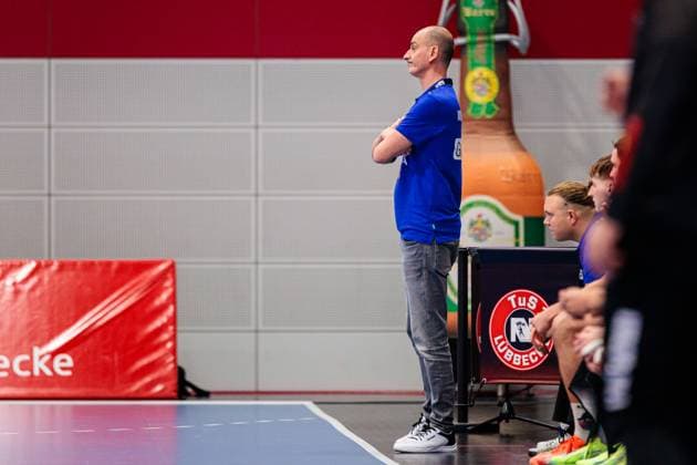 Emir Kurtagic 1 VfL Potsdam, Coach GER, TuS N Luebbecke vs 1 VfL Potsdam, Handball, 2 Bundesliga, Matchday 5, Season 2025 2026, 27 09 2025 GER, TuS N Luebbecke vs 1 VfL Potsdam, Handball, 2 Bundesliga, Matchday 5, Season 2025 2026, 27 09 2025 Luebbecke Copyright: xEibner-Pressefoto JanxRollingerx EP_JSK