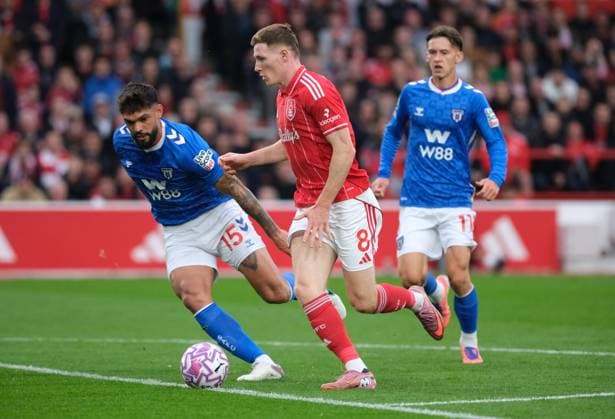 Elliot Anderson of Nottingham Forest and Omar Alderete of Sunderland A F C seen in action during the Premier league football match between Nottingham Forest and Sunderland A F C at City Ground in Nottingham. Copyright: xPaulxBonser SportsxPressxPhotox Sportspressphoto_SPR33374