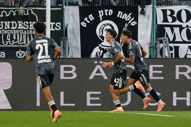 Mönchengladbach, Germany, 27 09 25 Can Yilmaz Uzun Eintracht Frankfurt goal celebration, cheers after his goal for 0 5 during the Bundesliga match between Borussia Mönchengladbach vs Eintracht Frankfurt at the stadium in Borussia Park Mönchengladbach stadium in Borussia Park North Rhine Westphalia Germany Copyright: xBrauer-Fotoagenturx xAdrianxSchlx