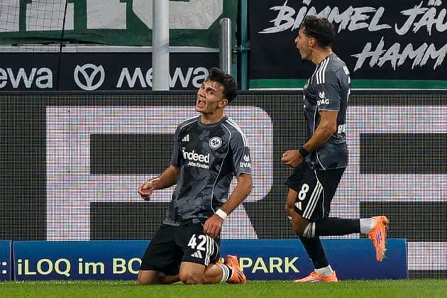 Mönchengladbach, Germany, 27 09 25 Can Yilmaz Uzun Eintracht Frankfurt goal celebration, cheers after his goal for 0 5 during the Bundesliga match between Borussia Mönchengladbach vs Eintracht Frankfurt at the stadium in Borussia Park Mönchengladbach stadium in Borussia Park North Rhine Westphalia Germany Copyright: xBrauer-Fotoagenturx xAdrianxSchlx