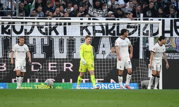 Nico Elvedi Borussia Moenchengladbach , Goalkeeper Moritz Nicolas Borussia Moenchengladbach , Joe Scally Borussia Moenchengladbach , Kevin Diks Borussia Moenchengladbach , v li 27 09 2025, Football 1 Bundesliga, Season 2025 2026, 5 Matchday, Borussia Mönchengladbach Eintracht Frankfurt DFL regulations prohibit any use of photographs as image sequences and or quasi video Moenchengladbach Borussia Park Nordrhein Westfalen Germany Team2
