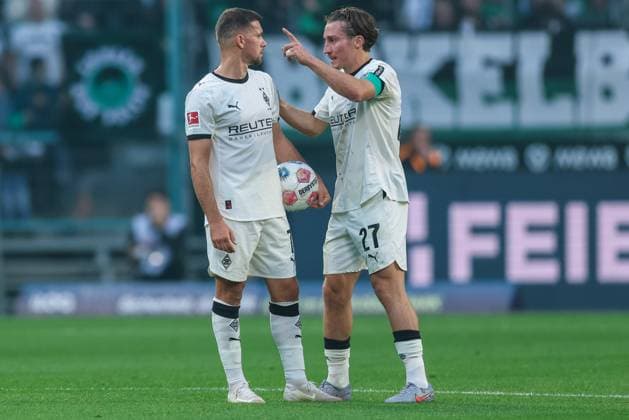 Soccer 1 Bundesliga 5 Matchday Borussia Mönchengladbach Eintracht Frankfurt on 27 09 2025 at Borussia Park in Mönchengladbach Kevin Stöger Mönchengladbach , left Rocco Reitz Mönchengladbach , right discuss DFL regulations prohibit any use of photographs as image sequences and or quasi video xJRx