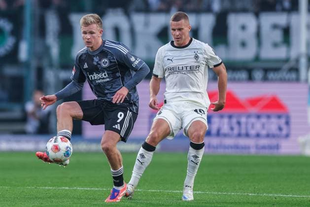 Soccer 1 Bundesliga 5 Matchday Borussia Mönchengladbach Eintracht Frankfurt on 27 09 2025 at Borussia Park in Mönchengladbach Jonathan Burkardt Frankfurt , left Nico Elvedi Mönchengladbach , right DFL regulations prohibit any use of photographs as image sequences and or quasi video xJRx