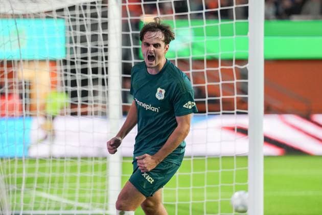 VOLENDAM - Kaj de Rooij of PEC Zwolle celebrates after scoring: 1-1 during the Dutch Eredivisie match between FC Volendam and PEC Zwolle at the Kras Stadium on September 27, 2025, in Volendam, Netherlands. ANP RENE BOUWMAN Eredivisie 2025 26 xVIxANPxSportx xxANPxIVx 537638416 originalFilename: 537638416.jpg