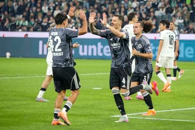 Mönchengladbach, Germany, 27 09 25 Robin Koch Eintracht Frankfurt goal celebration, cheers after his goal for 0 6 during the Bundesliga match between Borussia Mönchengladbach vs Eintracht Frankfurt at the stadium in Borussia Park Mönchengladbach Stadion im Borussia Park North Rhine Westphalia Germany Copyright: xBrauer-Fotoagenturx xAdrianxSchlx