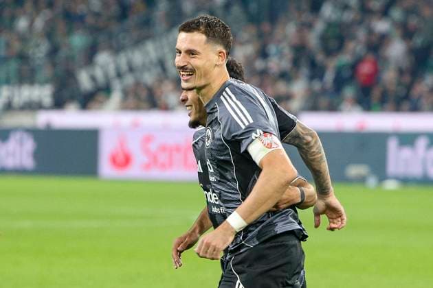 Mönchengladbach, Germany, 27 09 25 Robin Koch Eintracht Frankfurt goal celebration, cheers after his goal for 0 6 during the Bundesliga match between Borussia Mönchengladbach vs Eintracht Frankfurt at the stadium in Borussia Park Mönchengladbach Stadion im Borussia Park North Rhine Westphalia Germany Copyright: xBrauer-Fotoagenturx xAdrianxSchlx