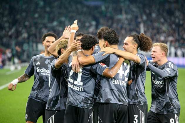Mönchengladbach, Germany, 27 09 25 Robin Koch Eintracht Frankfurt goal celebration, cheers with his team after scoring 0 6 during the Bundesliga match between Borussia Mönchengladbach vs Eintracht Frankfurt at Borussia Park Mönchengladbach Stadion im Borussia Park North Rhine Westphalia Germany Copyright: xBrauer-Fotoagenturx xAdrianxSchlx