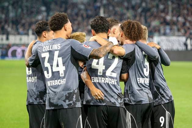 Mönchengladbach, Germany, 27 09 25 Robin Koch Eintracht Frankfurt goal celebration, cheers with his team after scoring 0 6 during the Bundesliga match between Borussia Mönchengladbach vs Eintracht Frankfurt at Borussia Park Mönchengladbach Stadion im Borussia Park North Rhine Westphalia Germany Copyright: xBrauer-Fotoagenturx xAdrianxSchlx