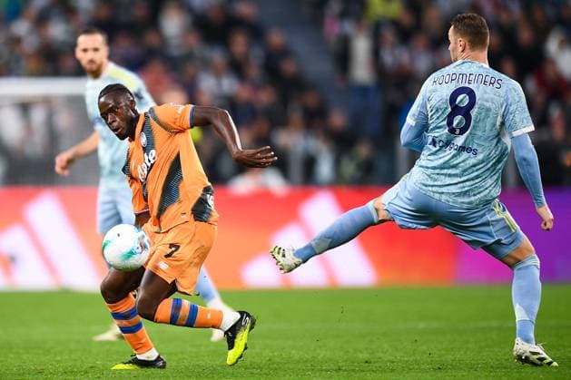 2025-09-27 Juventus FC v Atalanta BC - Serie A TURIN, ITALY - SEPTEMBER 27: Kamaldeen Sulemana of Atalanta BC battles for the ball with Teun Koopmeiners of Juventus FC during the Serie A match between Juventus FC and Atalanta BC at Allianz Stadium on September 27, 2025 in Turin, Italy. (Photo by Alberto Gandolfo BSR Agency) Turin Italy Content not available for redistribution in The Netherlands directly or indirectly through any third parties. Copyright: xBSRxAgencyx