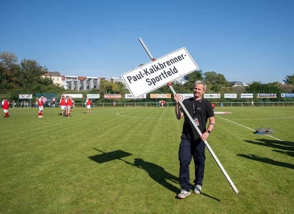 Soccer, Men, Season 2025 2026, NOFV Oberliga Nord, SV Sparta Lichtenberg, Naming ceremony, Fischerstraße sports facility becomes the Paul Kalkbrenner sports field, an employee carries the nameplate from the field, 27 09 2025, Copyright: xMatthiasxKochx
