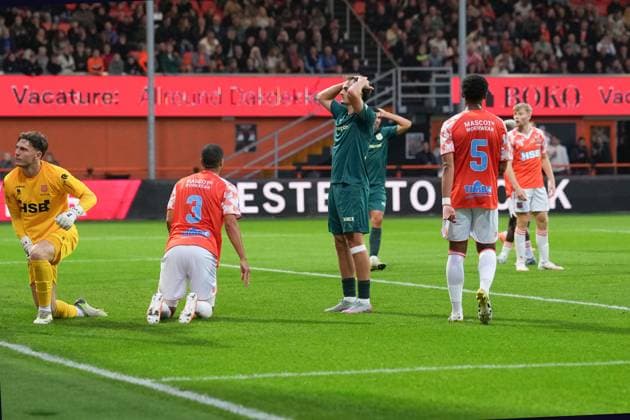 VOLENDAM - Kaj de Rooij (m.) of PEC Zwolle mourns a missed opportunity during the Dutch Eredivisie match between FC Volendam and PEC Zwolle at the Kras Stadium on September 27, 2025, in Volendam, Netherlands. ANP RENE BOUWMAN Eredivisie 2025 26 xVIxANPxSportx xxANPxIVx 537638745 originalFilename: 537638745.jpg
