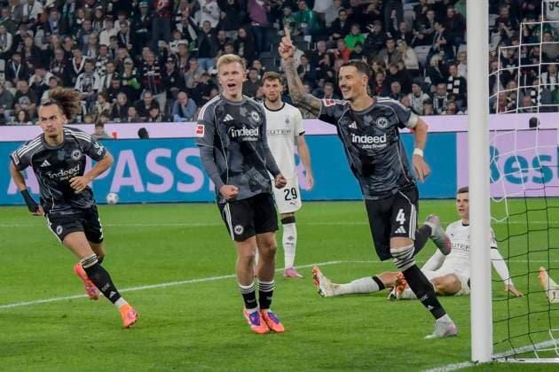 Robin Koch Frankfurt 4 cheers after the goal to 0 6 27 09 2025 Soccer Borussia Moenchengladbach vs Eintracht Frankfurt, Borussia Park, Moenchengladbach, DFB DFL REGULATIONS PROHIBIT ANY USE OF PHOTOGRAPHS AS IMAGE SEQUENCES AND OR QUASI VIDEO Copyright: xpepphotox xHorstxMauelshagenx pep00321, pep_20250927_hm_144188