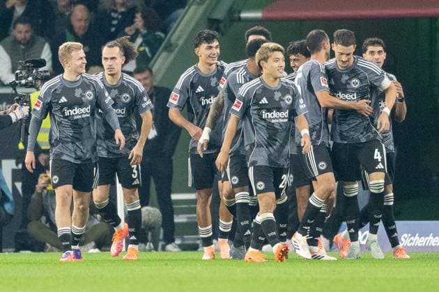 27 09 2025, Soccer 1 Bundesliga, Season 2025 2026, 05 Matchday, Borussia Moenchengladbach Eintracht Frankfurt at Borussia Park in Moenchengladbach The Frankfurt players cheer the goal to 6 0 Important note According to the regulations of the DFL German Football League and the DFB German Football Association, it is prohibited, to utilize or have utilized photographs taken in the stadium and or of the match in the form of sequential images and or video-like photo series Foto Kirchner Media Thomas Haesler Copyright: xKirchner-Media ThomasxHaeslerx