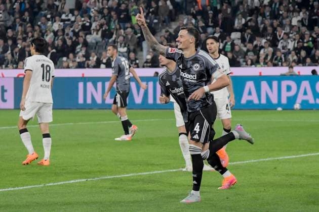 Robin Koch Frankfurt 4 cheers after the goal to 0 6 27 09 2025 Soccer Borussia Moenchengladbach vs Eintracht Frankfurt, Borussia Park, Moenchengladbach, DFB DFL REGULATIONS PROHIBIT ANY USE OF PHOTOGRAPHS AS IMAGE SEQUENCES AND OR QUASI VIDEO Copyright: xpepphotox xHorstxMauelshagenx pep00321, pep_20250927_hm_144194