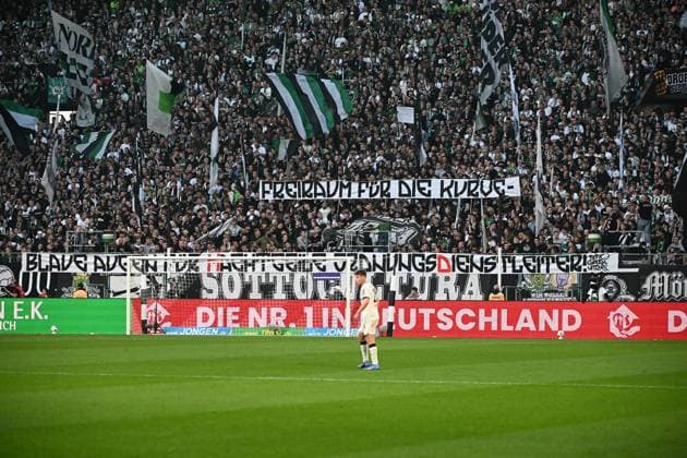 27 09 2025, xjhx, Fußball 1 Bundesliga, Borussia Moenchengladbach Eintracht Frankfurt v l Borussia Mönchengladbach Fans Stimmung, Schals, Emotionen Jubel Spruchband DFL DFB REGULATIONS PROHIBIT ANY USE OF PHOTOGRAPHS as IMAGE SEQUENCES and or QUASI VIDEO Moenchengladbach