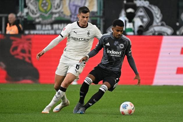 27 09 2025, xjhx, Football 1 Bundesliga, Borussia Moenchengladbach Eintracht Frankfurt v l Yannik Engelhardt Borussia Mönchengladbach Ansgar Knauff Eintracht Frankfurt Zweikampf, Aktion, action, battle for the ball DFL DFB REGULATIONS PROHIBIT ANY USE OF PHOTOGRAPHS as IMAGE SEQUENCES and or QUASI VIDEO Moenchengladbach