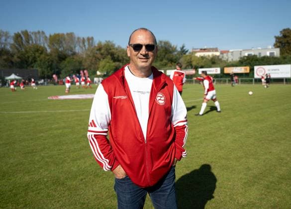 Soccer, Men, Season 2025 2026, NOFV Oberliga Nord, SV Sparta Lichtenberg, Naming ceremony, Fischerstraße sports facility becomes Paul Kalkbrenner sports field, Andreas Thom from Team Kalkbrenner, 27 09 2025, Copyright: xMatthiasxKochx