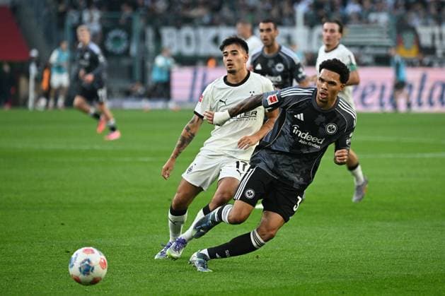 27 09 2025, xjhx, Football 1 Bundesliga, Borussia Moenchengladbach Eintracht Frankfurt v l Jens Castrop Borussia Mönchengladbach Nnamdi Collins Eintracht Frankfurt Zweikampf, Aktion, action, battle for the ball DFL DFB REGULATIONS PROHIBIT ANY USE OF PHOTOGRAPHS as IMAGE SEQUENCES and or QUASI VIDEO Moenchengladbach