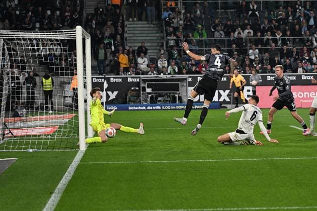 27 09 2025, xjhx, Fussball 1 Bundesliga, Borussia Moenchengladbach Eintracht Frankfurt v l Robin Koch Eintracht Frankfurt Torschuetze, erzielt das Tor, Treffer, scores the goal 0 6 Moritz Nicolas Borussia Mönchengladbach DFL DFB REGULATIONS PROHIBIT ANY USE OF PHOTOGRAPHS as IMAGE SEQUENCES and or QUASI VIDEO Moenchengladbach