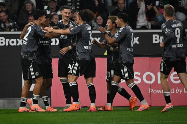 27 09 2025, xjhx, Fußball 1 Bundesliga, Borussia Moenchengladbach Eintracht Frankfurt v l Torjubel nach dem Tor zum celebrating the goal celebrate 0 6 Robin Koch Eintracht Frankfurt DFL DFB REGULATIONS PROHIBIT ANY USE OF PHOTOGRAPHS as IMAGE SEQUENCES and or QUASI VIDEO Moenchengladbach