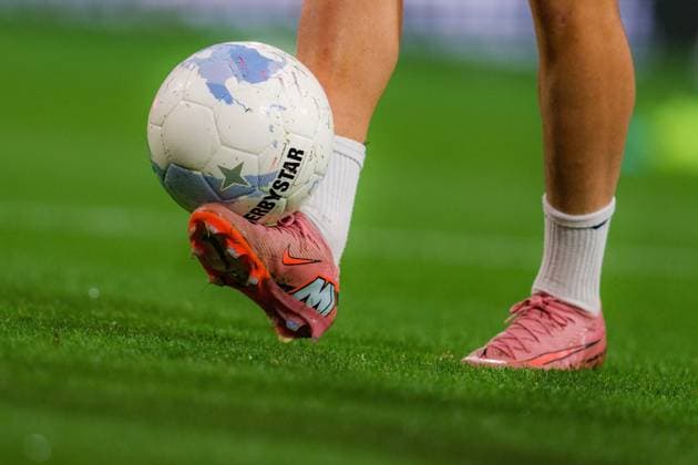ROTTERDAM , 27-09-2025 , Stadium Woudestein , season 2025 2026 , VriendenLoterij Eredivisie , Excelsior vs PSV Eindhoven , Close-up of derbystar ball on football shoes Excelsior - PSV  x31226236x Copyright: