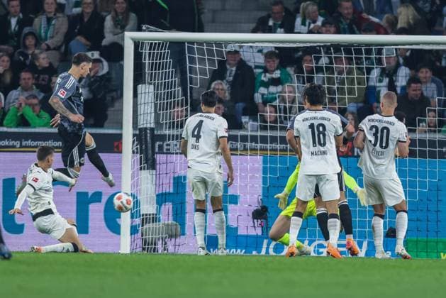 Soccer 1 Bundesliga 5 Matchday Borussia Mönchengladbach Eintracht Frankfurt on 27 09 2025 at Borussia Park in Mönchengladbach Robin Koch Frankfurt scores the 0 6 DFL regulations prohibit any use of photographs as image sequences and or quasi video xJRx