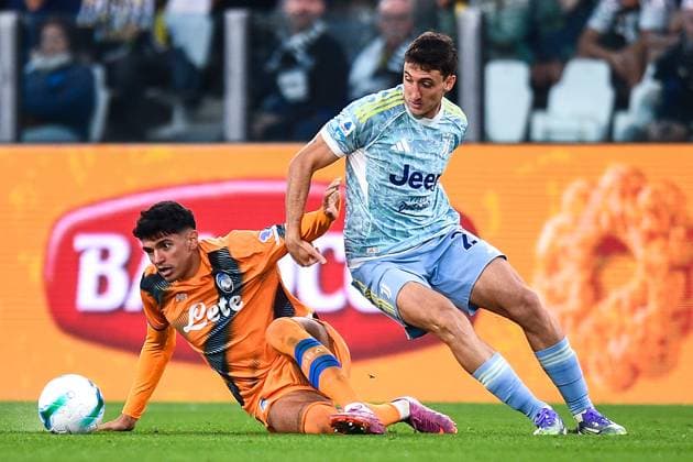 2025-09-27 Juventus FC v Atalanta BC - Serie A TURIN, ITALY - SEPTEMBER 27: Raoul Bellanova of Atalanta BC battles for the ball with Andrea Cambiaso of Juventus FC during the Serie A match between Juventus FC and Atalanta BC at Allianz Stadium on September 27, 2025 in Turin, Italy. (Photo by Alberto Gandolfo BSR Agency) Turin Italy Content not available for redistribution in The Netherlands directly or indirectly through any third parties. Copyright: xBSRxAgencyx