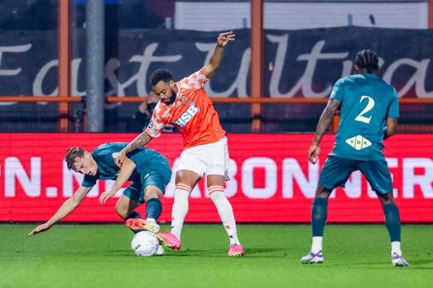 VOLENDAM, 27-09-2025 , KRAS Stadium , season 2025 2026 , Dutch eredivisie football, match between Volendam and PEC Zwolle , picture shows FC Volendam player Bradley Kuwas vs PEC Zwolle player Thijs Oosting Volendam - PEC  x31226371x Copyright: