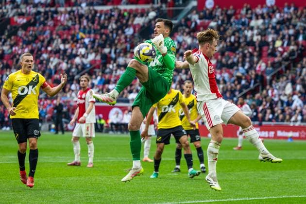 AMSTERDAM , 27-09-2025 , Johan Cruyff ArenA , season 2025 2026 , Dutch Eredivisie football . Match between Ajax and NAC Breda , Picture shows NAC Breda goalkeeper Roy Kortsmit and Ajax player Oliver Edvardsen (final score 2-1). Ajax - NAC  x31226398x Copyright: