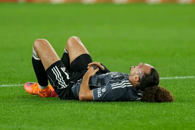 Mönchengladbach, Germany, 27 09 25 Arthur Theate Eintracht Frankfurt lies injured on the ground during the Bundesliga match between Borussia Mönchengladbach and Eintracht Frankfurt at the stadium in Borussia Park Mönchengladbach Stadion im Borussia Park North Rhine Westphalia Germany Copyright: xBrauer-Fotoagenturx xAdrianxSchlx