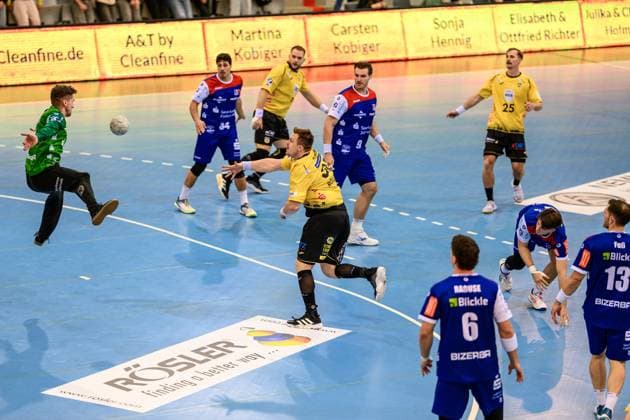 Kornecki, Mateusz TW, HBW Balingen Weilstetten, 1 , Roeller, Nils Kreislaeufer, HSC 2000 Coburg, 30 , Raguse, Mex Rueckraum Links, HBW Balingen Weilstetten, 6 , Dayan, Yonatan Rueckraum Mitte, HBW Balingen Weilstetten, 34 , g9 , Knauer, Jakob Rueckraum Rechts, HSC 2000 Coburg, 25 , Bis, Bartlomiej Kreislaeufer, HSC 2000 Coburg, 9 , Grupe, Magnus Rueckraum Mitte, HBW Balingen Weilstetten, 8 , Fuss, Merlin Rueckraum Rechts, HBW Balingen Weilstetten, 13 GER, Bayern, HSC 2000 Coburg vs HBW Balingen Weilstetten, 2 Handball Bundesliga, Handball, Matchday 5, Season 2025 2026, 7 30 pm, Saturday, 27 09 2025 GER, Bayern, HSC 2000 Coburg vs HBW Balingen Weilstetten, 2 Handball Bundesliga, Handball, Matchday 5, Season 2025 2026, 7 30 pm, Saturday, 27 09 2025 Coburg Copyright: xEibner-Pressefoto MartinxHerbstx EP_MHT