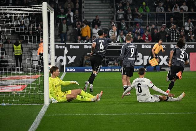 27 09 2025, xjhx, Fussball 1 Bundesliga, Borussia Moenchengladbach Eintracht Frankfurt v l Torjubel nach dem Tor zum celebrating the goal celebrate 0 6 Robin Koch Eintracht Frankfurt DFL DFB REGULATIONS PROHIBIT ANY USE OF PHOTOGRAPHS as IMAGE SEQUENCES and or QUASI VIDEO Moenchengladbach