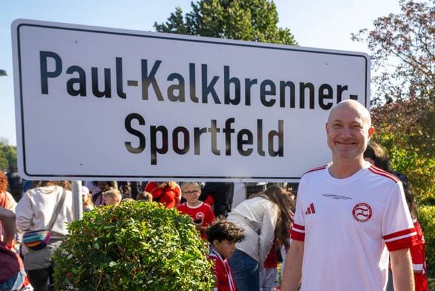 Soccer, Men, Season 2025 2026, NOFV Oberliga Nord, SV Sparta Lichtenberg, Naming ceremony, Fischerstraße sports facility becomes Paul Kalkbrenner sports field, Paul Kalkbrenner namesake of the Paul Kalkbrenner sports field , 27 09 2025, Copyright: xMatthiasxKochx