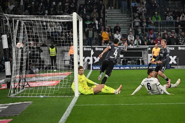 27 09 2025, xjhx, Fußball 1 Bundesliga, Borussia Moenchengladbach Eintracht Frankfurt v l Torjubel nach dem Tor zum celebrating the goal celebrate 0 6 Robin Koch Eintracht Frankfurt DFL DFB REGULATIONS PROHIBIT ANY USE OF PHOTOGRAPHS as IMAGE SEQUENCES and or QUASI VIDEO Moenchengladbach