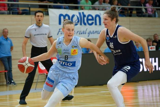 Roosa Lehtoranta Saarluis, 8 , Romy Baer Lions, 46 , Syntainics MBC vs Saarlouis Royals, Basketball, Women, Bundesliga, Season 2025 2026, 1 Matchday, 27 09 2025 Halle SWH Arena Sachsen Anhalt Germany
