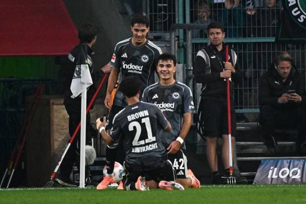 27 09 2025, xjhx, Fußball 1 Bundesliga, Borussia Moenchengladbach Eintracht Frankfurt v l Torjubel nach dem Tor zum celebrating the goal celebrate 0 5 durch Can Uzun Eintracht Frankfurt DFL DFB REGULATIONS PROHIBIT ANY USE OF PHOTOGRAPHS as IMAGE SEQUENCES and or QUASI VIDEO Moenchengladbach